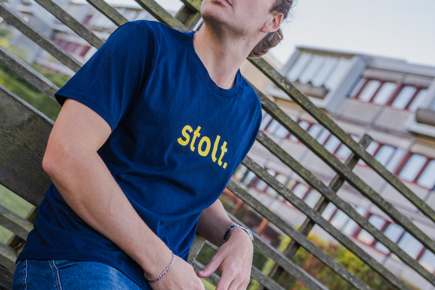 T-shirt: stolt.