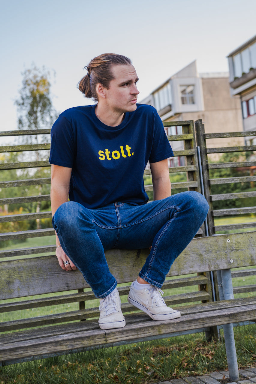 T-shirt: stolt.