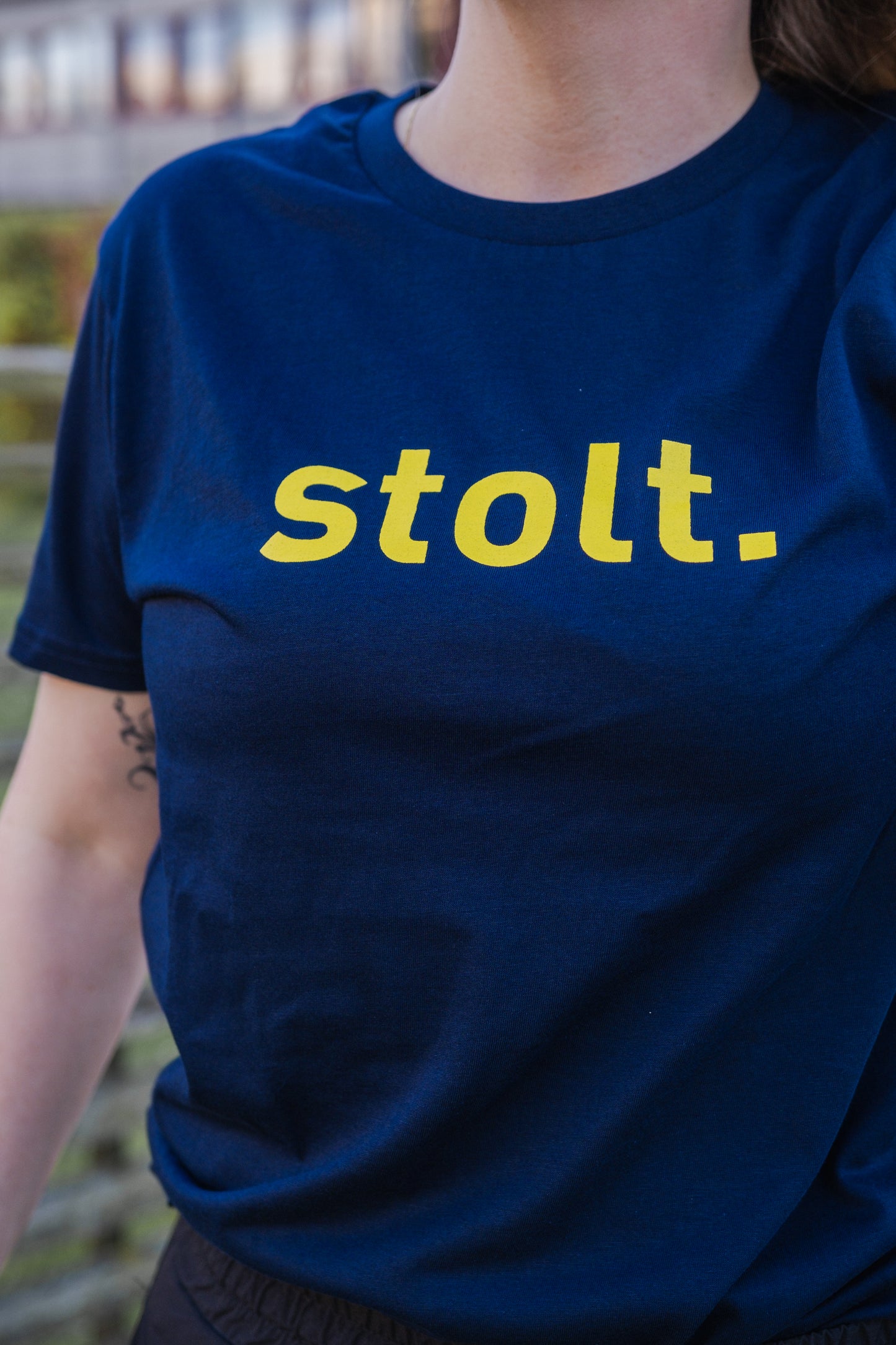 T-shirt: stolt.